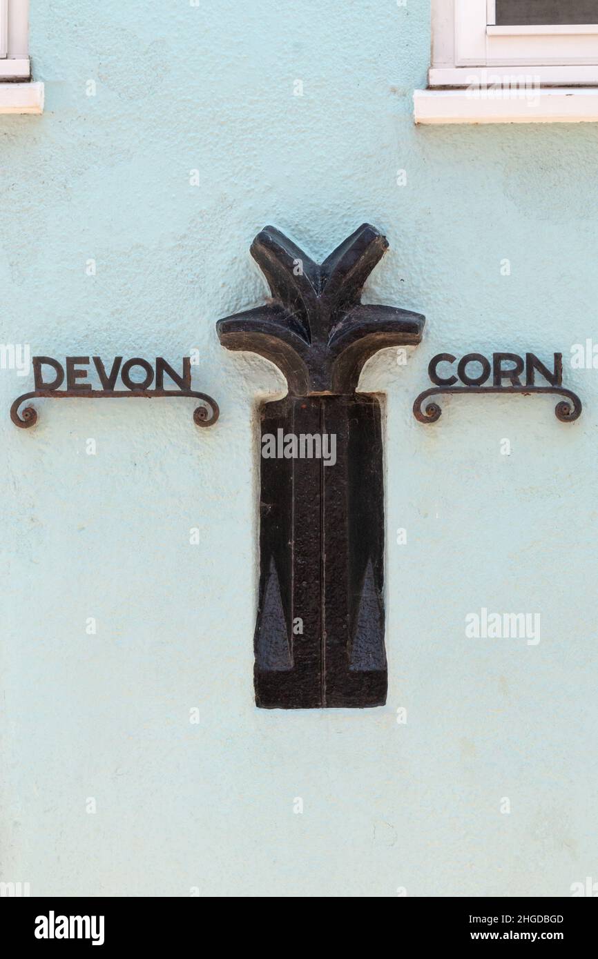 Jusqu'en 1844, la limite du comté entre Devon et Cornwall se trouvait à Cawsands.L'ancienne frontière est toujours montrée par ce marqueur de fer. Banque D'Images