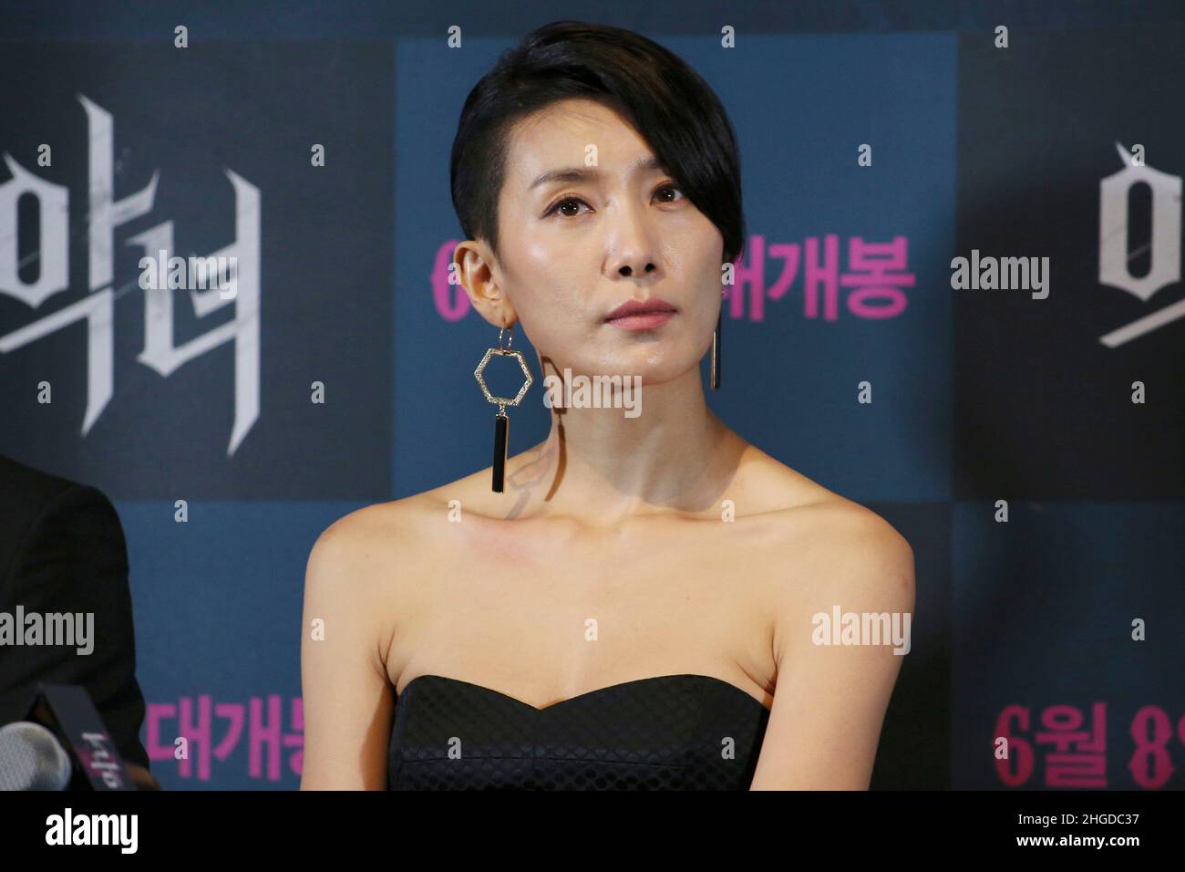 L'actrice Kim Seo Hyung assiste à leur nouveau film "Villainess" première au théâtre de Séoul, en Corée du Sud. Banque D'Images