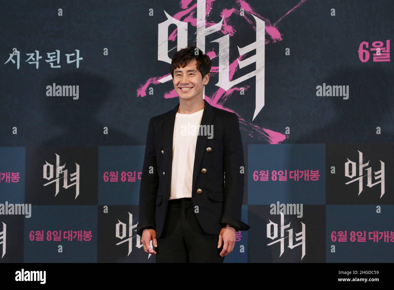 L'acteur Shin Ha Gyunn pose pour un appel photo lors de la première de son nouveau film « Villainess » au théâtre de Séoul, en Corée du Sud. Banque D'Images