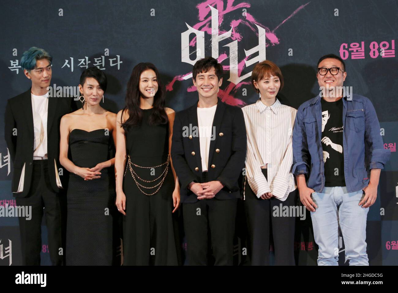 De l'acteur de gauche Sung Jun, l'actrice Kim Seo Hyung, Kim OK Bin, l'acteur, Shin Ha Gyun, l'actrice JO Eung Ji, le réalisateur Jung Byeong Gil pose pour appel photo lors de leur nouveau film "Villainess" première au théâtre de Séoul, Corée du Sud. Banque D'Images