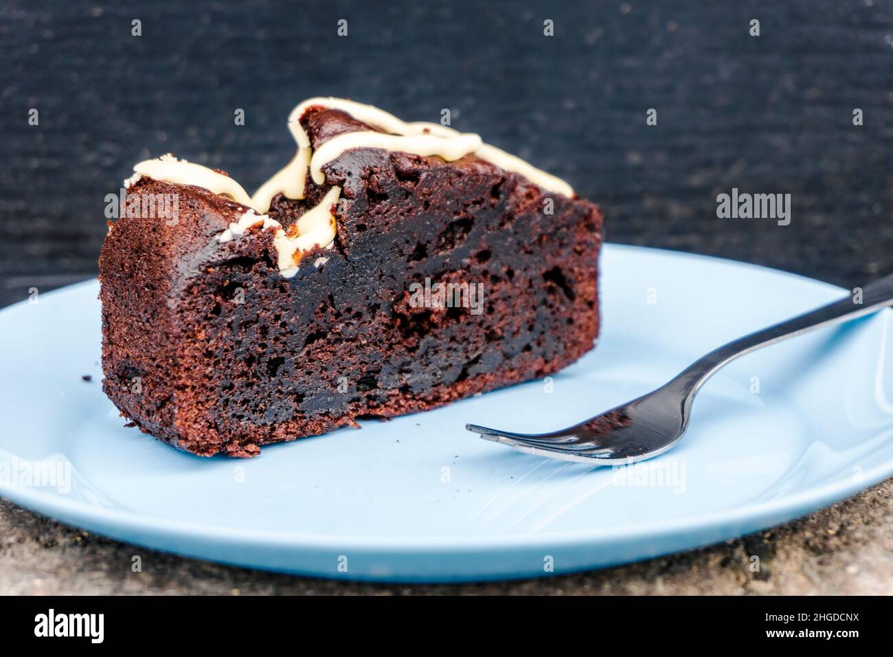 Tranche de gâteau au chocolat au yaourt typique qui ressemble au brownie, îles Canaries, Espagne Banque D'Images
