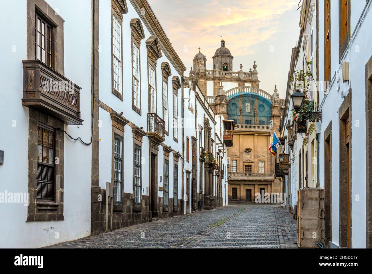 Maisons urbaines historiques menant à la cathédrale de Santa Ana, Las Palmas de Gran Canaria, îles Canaries, Espagne Banque D'Images