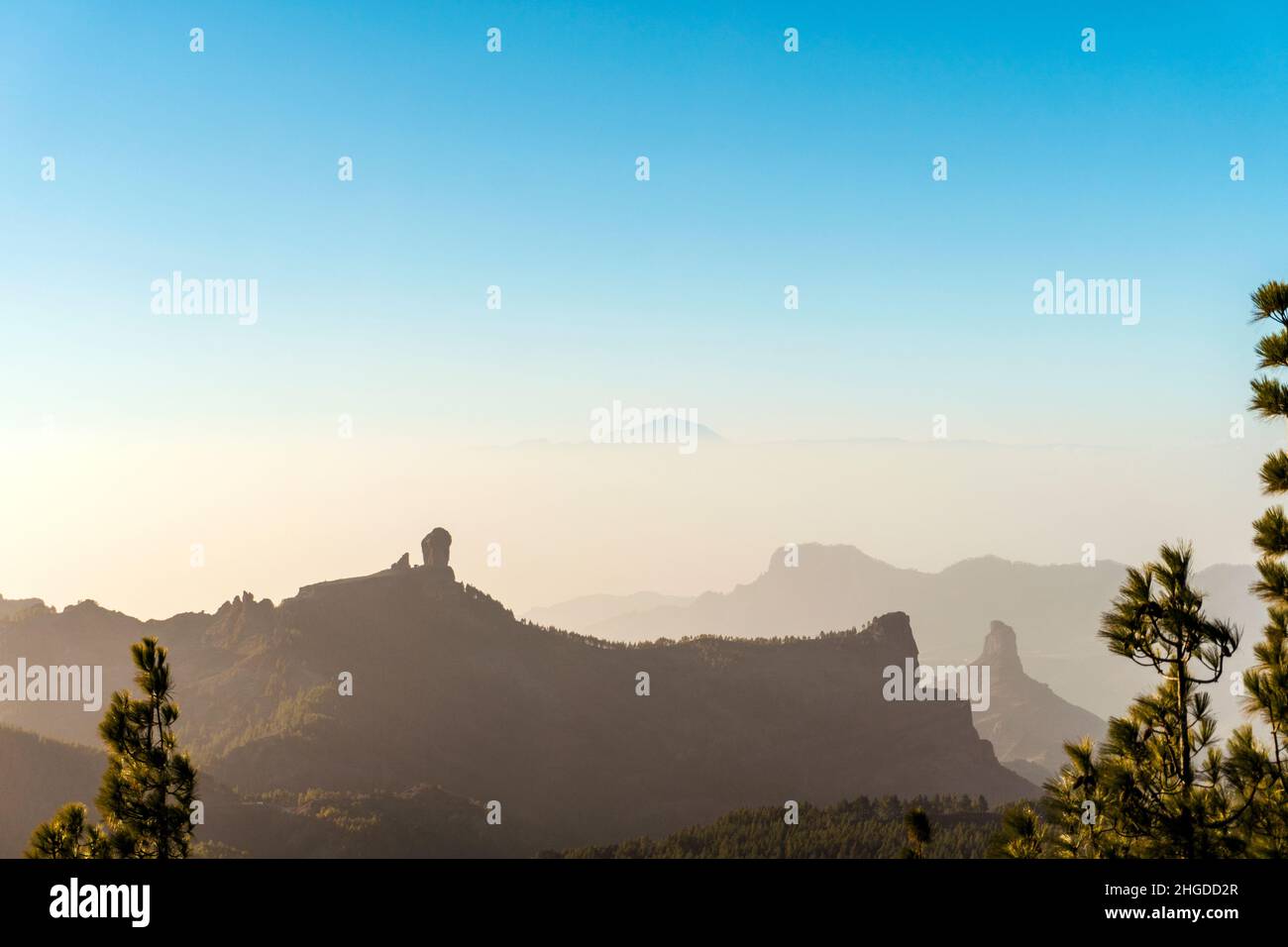 Vue depuis le sommet le plus élevé de Gran Canaria jusqu'au pic de Roque Nublo et au volcan El Teide sur l'île voisine de Ténérife, îles Canaries, Espagne Banque D'Images