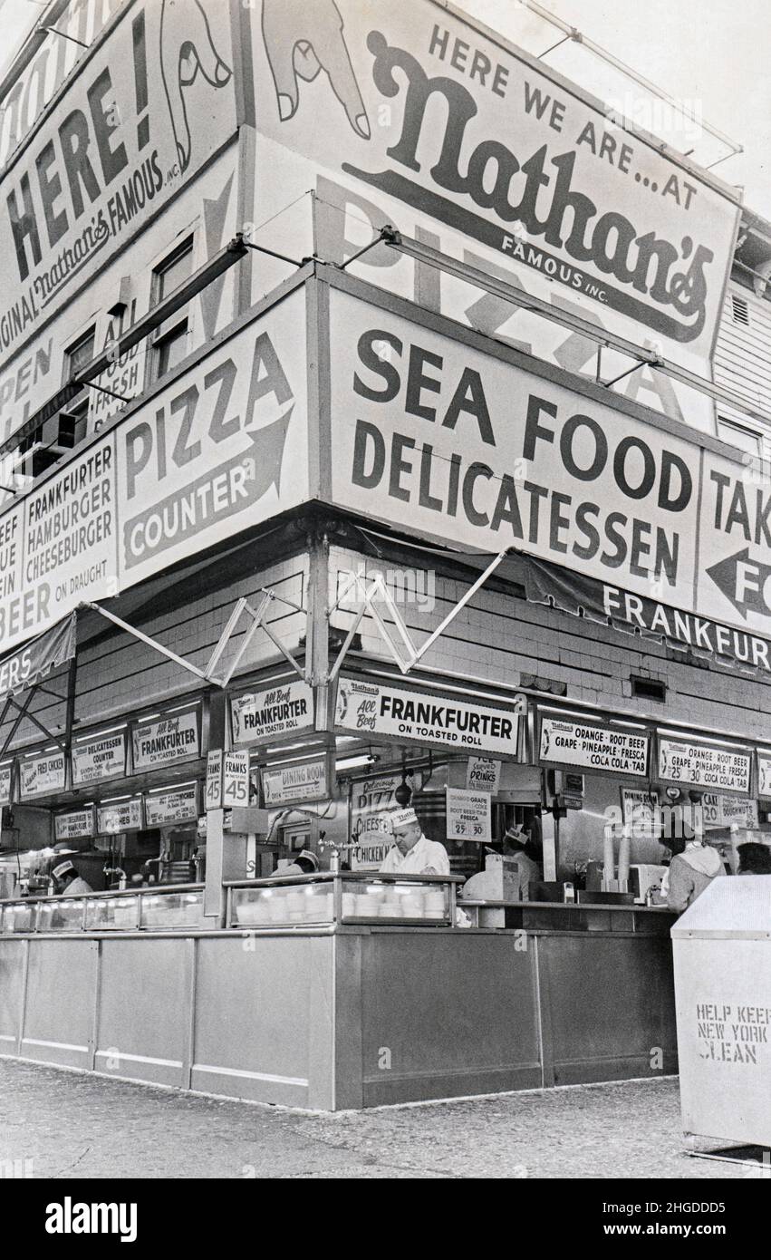 Une vue latérale de Nathan's vers 1975 quand les hot dogs étaient 45 cents chacun.À Coney Island, Brooklyn, New York.1/2022 ajusté en fonction de l'inflation le coût actuel d'un hot dog serait de $1,89 et non le coût actuel d'environ 5 $. Banque D'Images