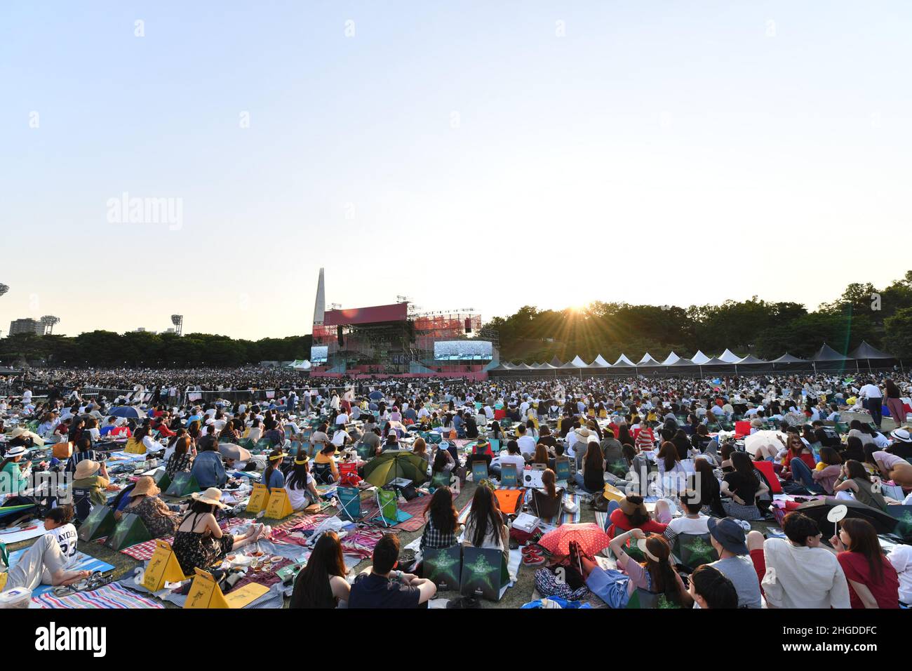 Les fans qui aiment écouter de la musique lors d'un festival de jazz de Séoul 2017 au parc olympique de Séoul, en Corée du Sud.Le Festival de jazz de Séoul, un festival local qui s'est développé en un festival représentatif du printemps depuis plus d'une décennie, aura lieu au Parc olympique de Séoul les 27 et 28 mai.Cette année, le festival a invité de nombreux artistes de jazz éminents, dont Jamiroquai, un groupe britannique de funk et de jazz acide, qui revient à Séoul pour la première fois en quatre ans.Le groupe primé Grammy Award, avec une grande base de fans locaux, jouera un classique disco-funk de son nouvel album « Automaton ».Jazz diva Dianne Reeves, R&B-based jazz big band T Banque D'Images