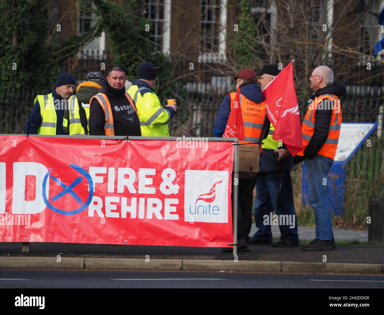 Sheerness, Kent, Royaume-Uni.20th janvier 2022.Les employés des quais de Sheerness font grève pour une troisième fois dans le cadre d'un programme de « pompiers et réembauches » de GB Terminals Ltd, qui gère les voitures du groupe Volkswagen, notamment Audi, Porsche et Skoda.Les changements pourraient affecter 30-50 employés qui manipulent des voitures de marque haut de gamme importées au Royaume-Uni.Crédit : James Bell/Alay Live News Banque D'Images