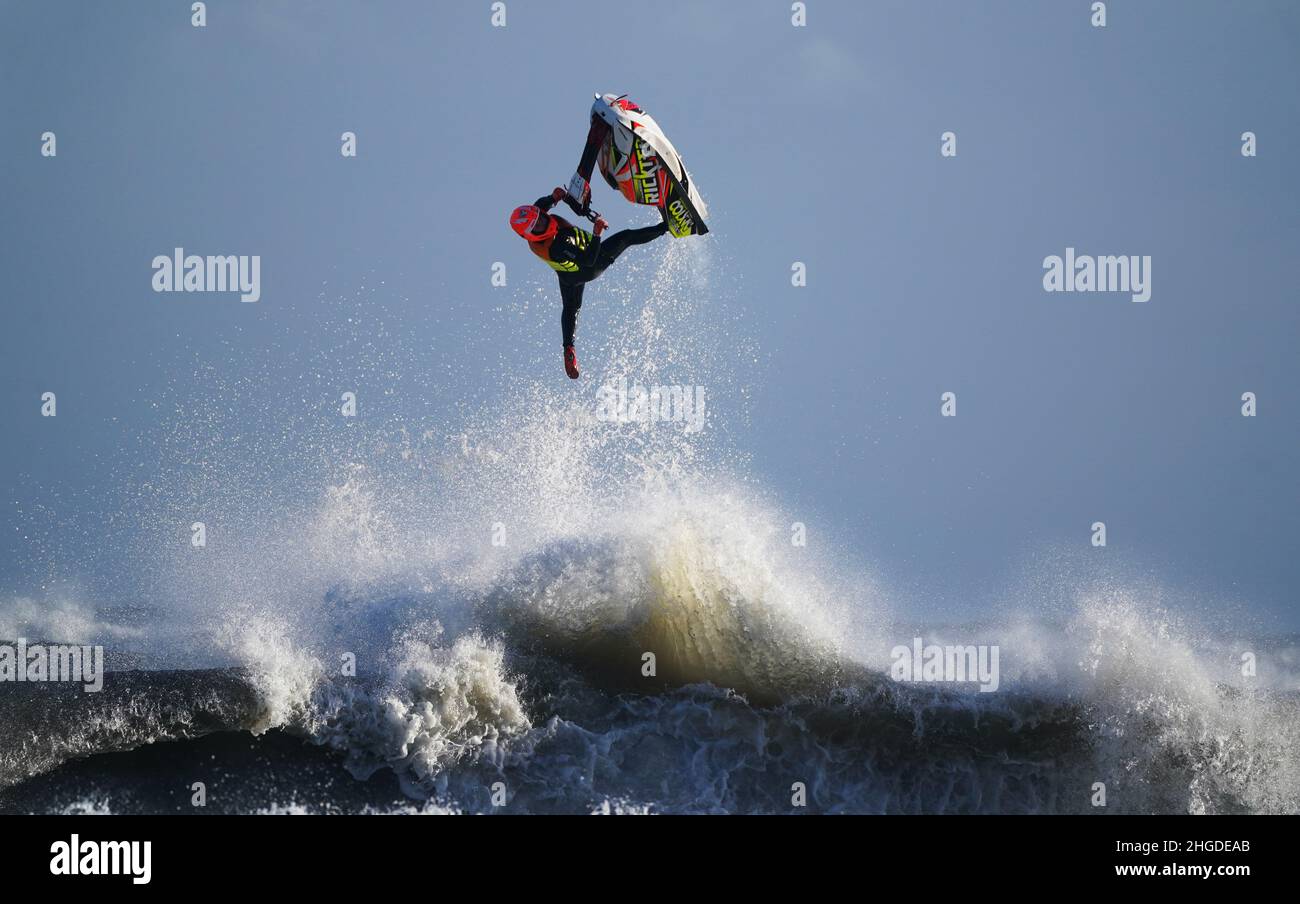 Un scooter des mers saute les vagues au large de la côte à Blyth, dans le Northumberland.Date de la photo: Jeudi 20 janvier 2022. Banque D'Images