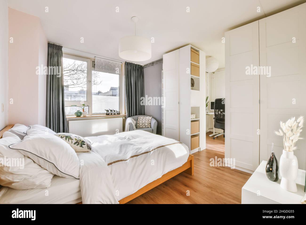 Une charmante chambre dans un style minimaliste à la lumière du jour Banque D'Images