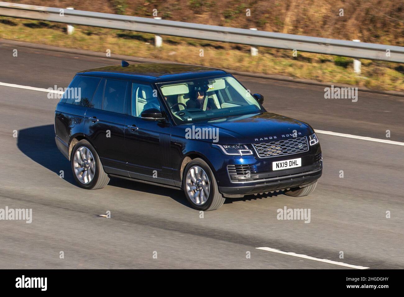 2019 bleu Land Rover, Range Rover Vogue 1997cc hybride électrique automatique à 8 vitesses.Circulation automobile, véhicules en mouvement, voitures, conduite de véhicules sur les routes du Royaume-Uni, moteurs, conduite sur l'autoroute M61 du réseau routier britannique. Banque D'Images