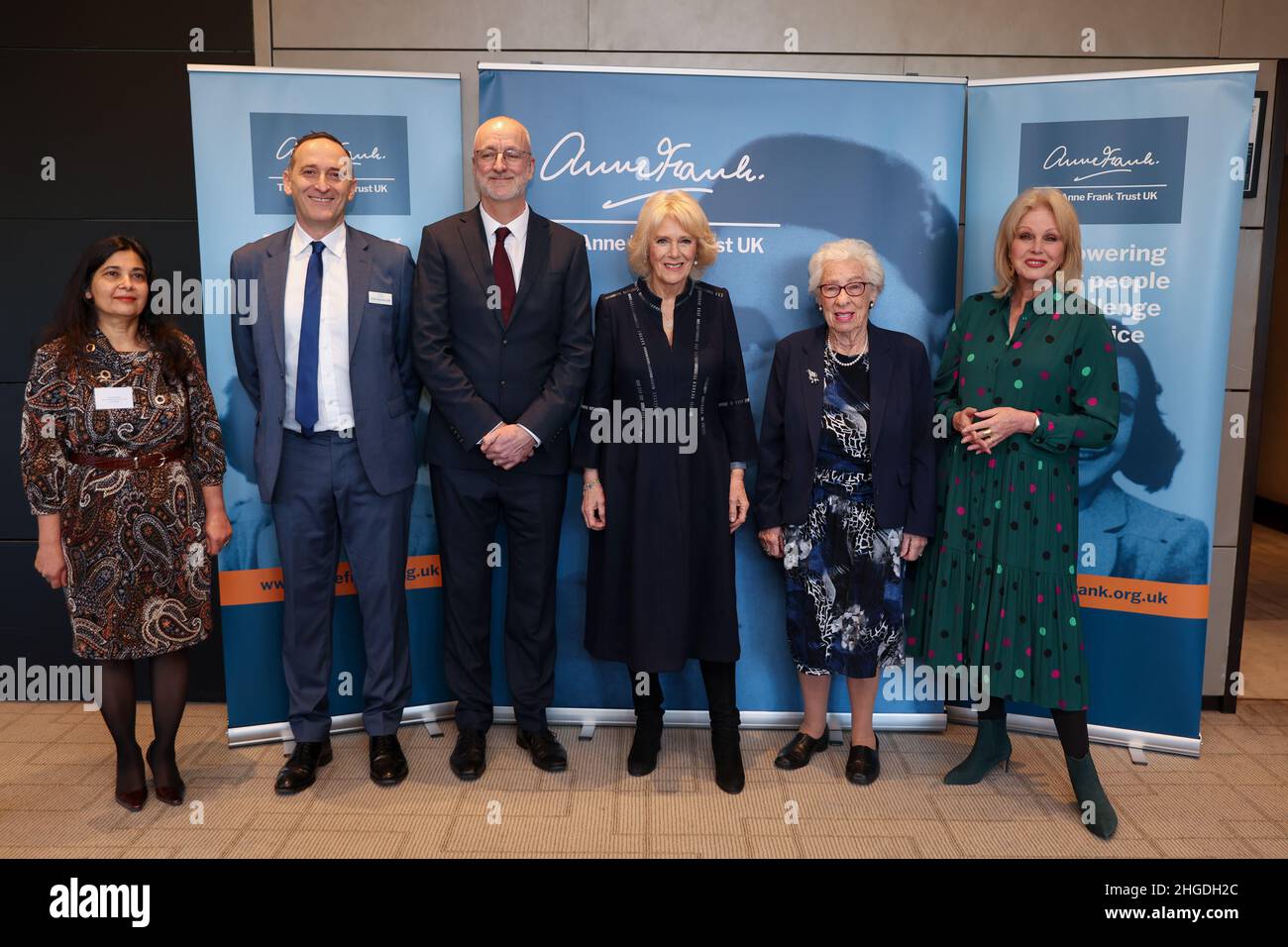 (De gauche à droite) Farina Mannan Chef du comité du déjeuner, Daniel Mendoza OBE, Tim Robertson Chef de la direction de la Fiducie Anne Frank, la duchesse de Cornwall,EVA Schloss MBE, demi-sœur d'Anne Frank et présidente d'honneur de Anne Frank Trust UK et Dame Joanna Lumley lors d'une réception pour la Anne Frank Trust à l'InterContinental London, Park Lane, Londres.Date de la photo: Jeudi 20 janvier 2022. Banque D'Images