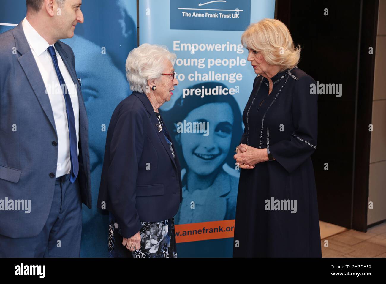 La duchesse de Cornwall (à droite) s'adresse à Eva Schloss MBE, belle-sœur d'Anne Frank et présidente honoraire de la Anne Frank Trust UK lors d'une réception pour la Anne Frank Trust à l'InterContinental London, Park Lane, Londres.Date de la photo: Jeudi 20 janvier 2022. Banque D'Images