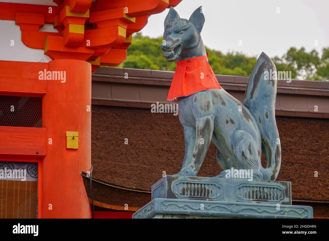 Le Japon, Kyoto, Fushimi Inari Taisha est le chef de culte du dieu Inari, situé dans le quartier de Fushimi, à Kyoto, au Japon. Le sanctuaire se trouve à la base d'un moun Banque D'Images