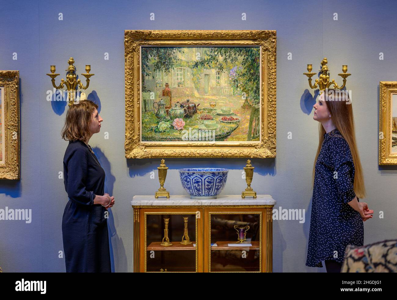 Christie’s, Londres, Royaume-Uni.20 janvier 2022.La maison de vente aux enchères de Christie dévoile au bord du Lac : un intérieur par le décorateur François-Joseph Graf, une maison unique sur les rives du lac Léman, et l'un des premiers projets de Graf mettant en vedette des arts décoratifs, des meubles et des peintures français, principalement de la fin du 19th siècle.La vente aux enchères a lieu le 26 janvier.Image: Henri le Sidaner, la table de pierre, estimation £300 000-500 000.Crédit : Malcolm Park/Alay Live News. Banque D'Images