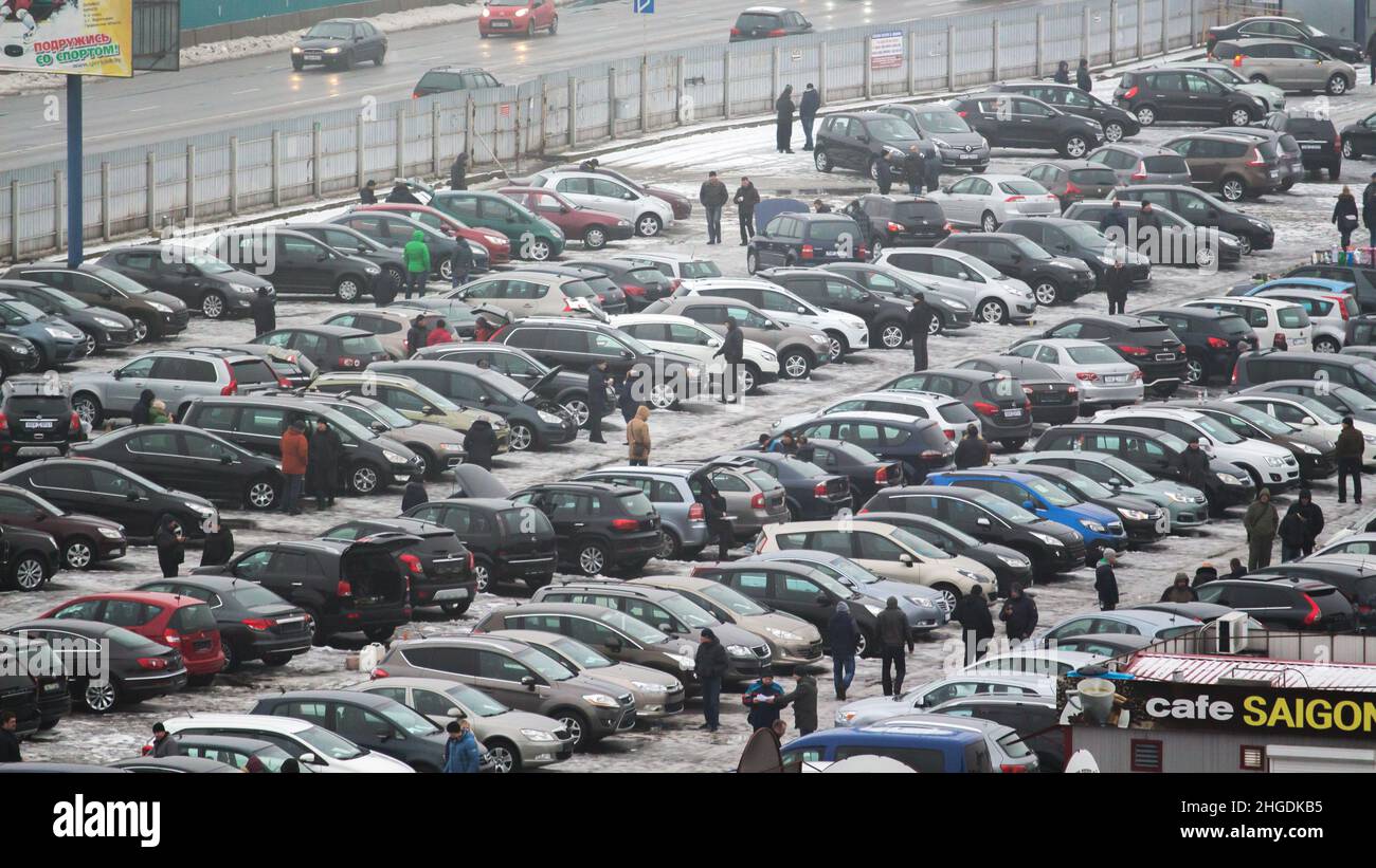Marché des voitures d'occasion.Vue générale du dessus.Voitures, vendeurs, clients, gawkers.Minsk.Bélarus. Banque D'Images