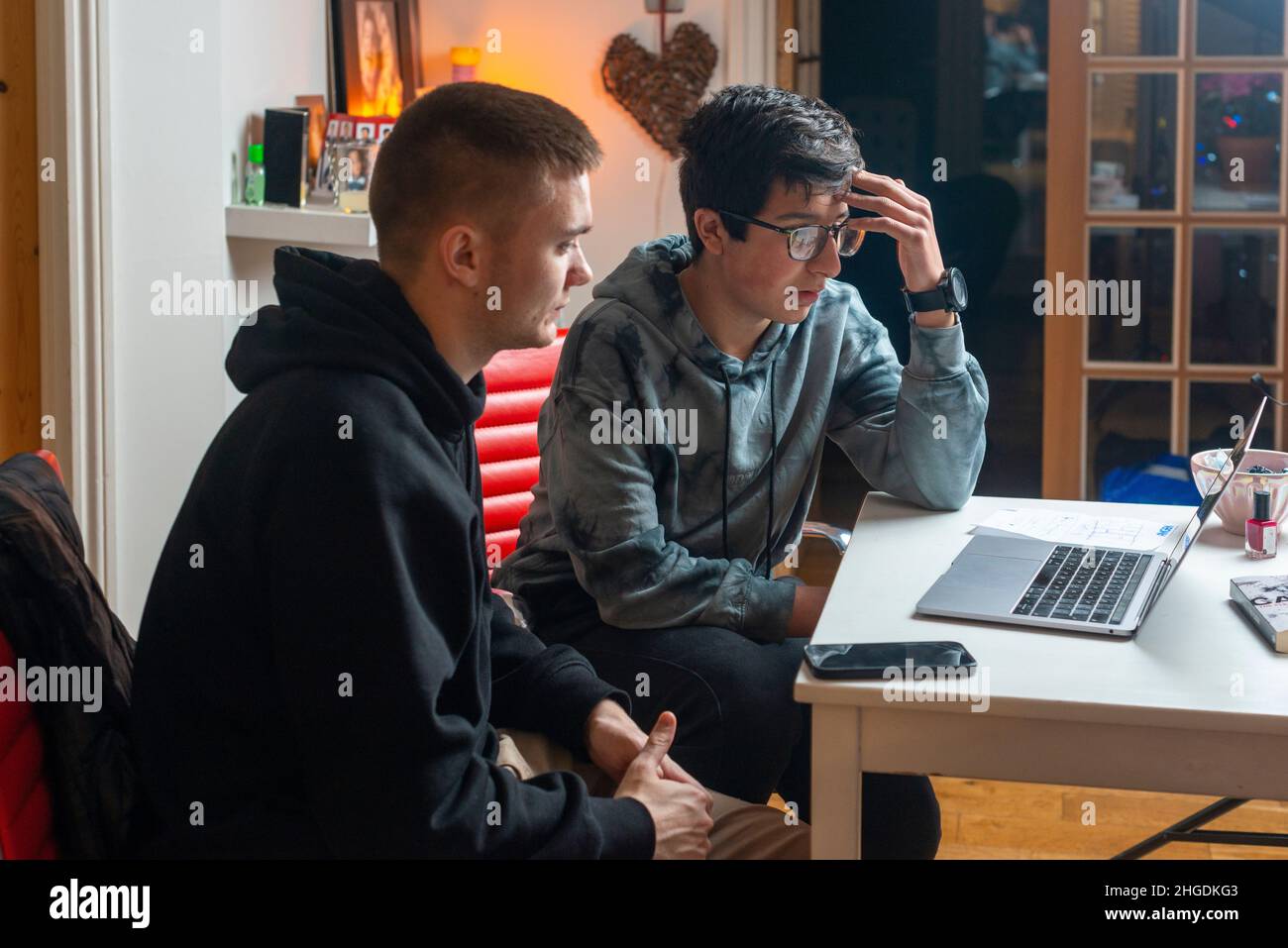 Les étudiants regardent des vidéos sur ordinateur portable, des leçons en ligne, la télévision en ligne, Royaume-Uni Banque D'Images