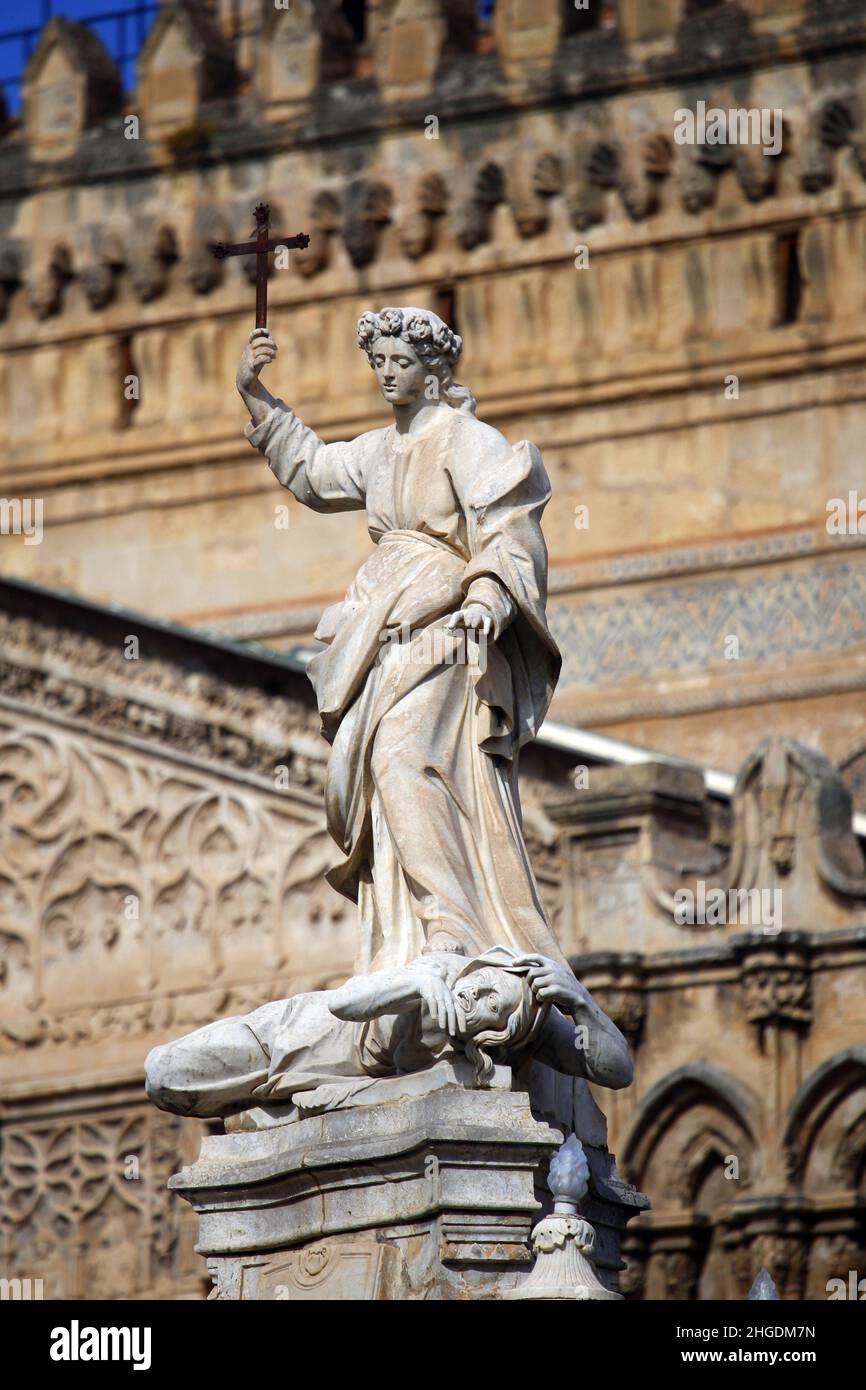 Statue à l'extérieur de la cathédrale de Palerme ; victoire du christianisme sur le mal Banque D'Images