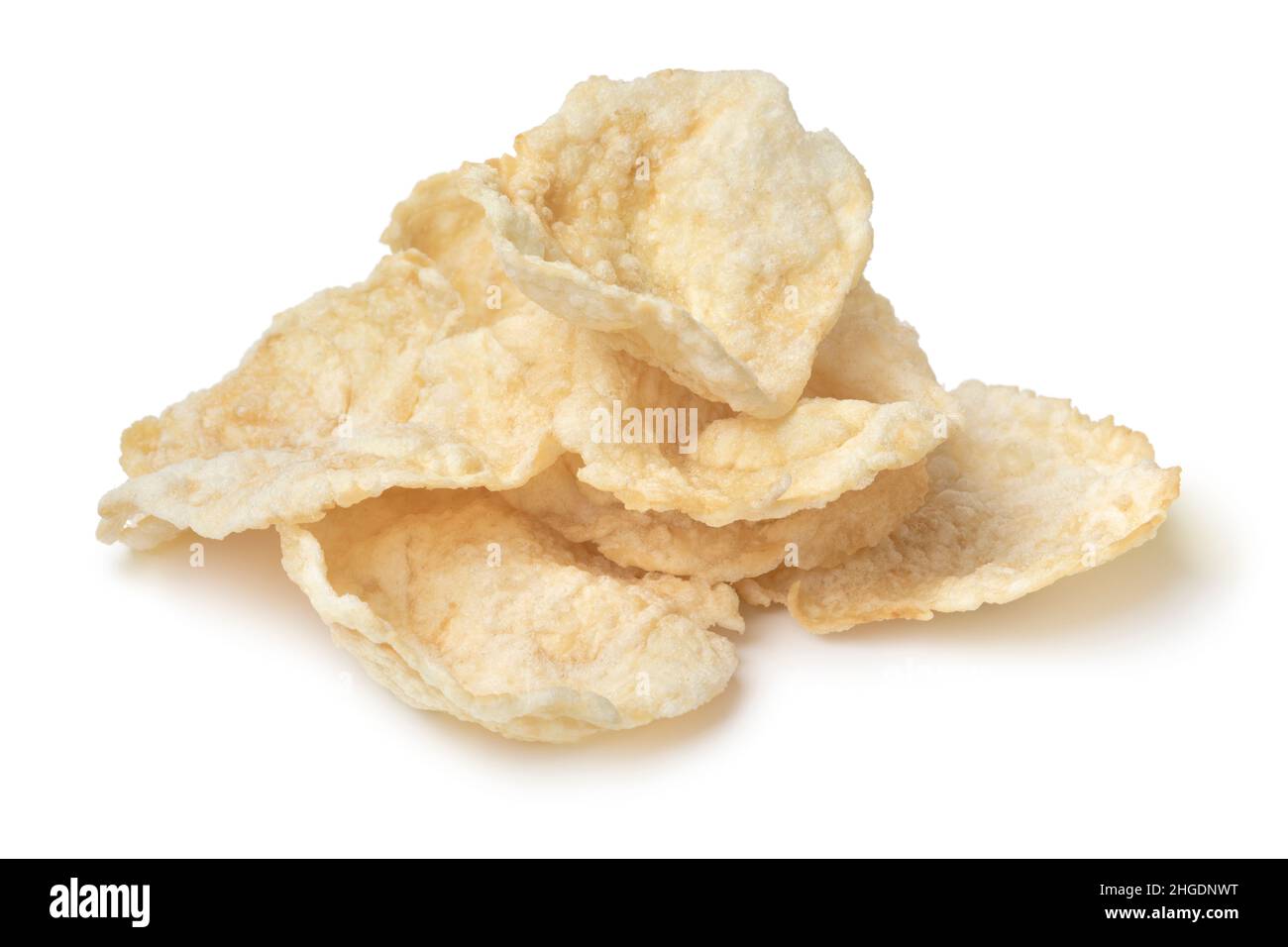 Tas d'Emping frits, un type de chips indonésiennes pour un en-cas de près isolé sur fond blanc Banque D'Images