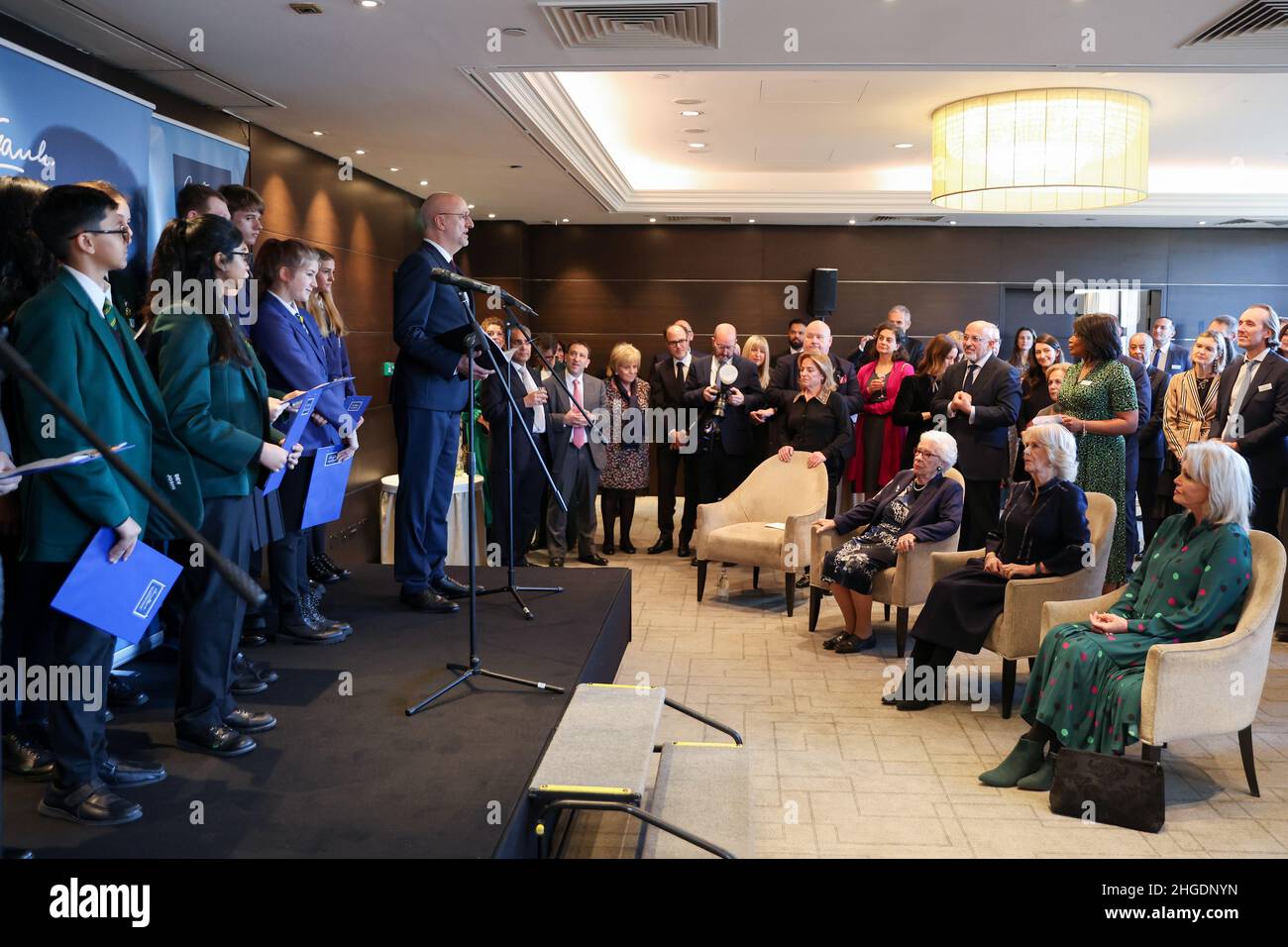 EVA Schloss MBE, belle-sœur d'Anne Frank et présidente d'honneur de la Anne Frank Trust UK, la duchesse de Cornwall et Dame Joanna Lumley regardent une représentation de jeunes ambassadeurs de l'association lors d'une réception pour la Anne Frank Trust à l'InterContinental London, Park Lane, Londres.Date de la photo: Jeudi 20 janvier 2022. Banque D'Images