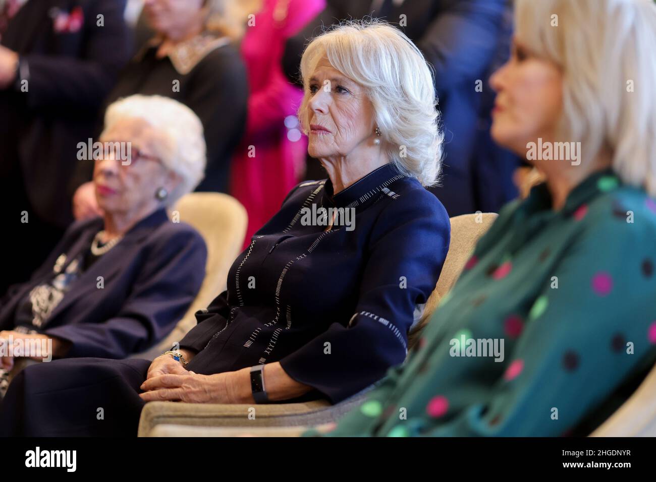 EVA Schloss MBE, belle-sœur d'Anne Frank et présidente d'honneur de la Anne Frank Trust UK, la duchesse de Cornwall et Dame Joanna Lumley regardent une représentation de jeunes ambassadeurs de l'association lors d'une réception pour la Anne Frank Trust à l'InterContinental London, Park Lane, Londres.Date de la photo: Jeudi 20 janvier 2022. Banque D'Images