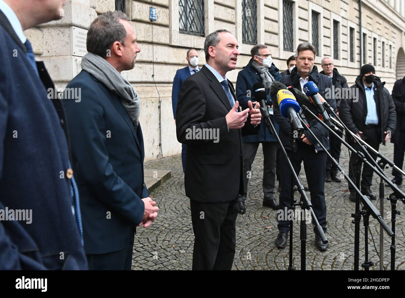 Munich, Allemagne.20th janvier 2022.Thorsten Glauber (les électeurs libres), le ministre bavarois de l'Environnement, Hubert Aiwanger (les électeurs libres), le ministre bavarois des Affaires économiques et Robert Habeck (les Verts), le ministre fédéral de l'économie, donnent une conférence de presse devant le ministère bavarois des Affaires économiques.Credit: Tobias Hase/dpa/Alay Live News Banque D'Images
