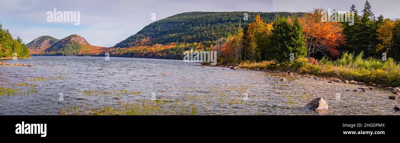 Les montagnes Bubble Nord et Sud le long de la rive de Jordon's Pond dans le parc national d'Acadia, Maine, États-Unis Banque D'Images