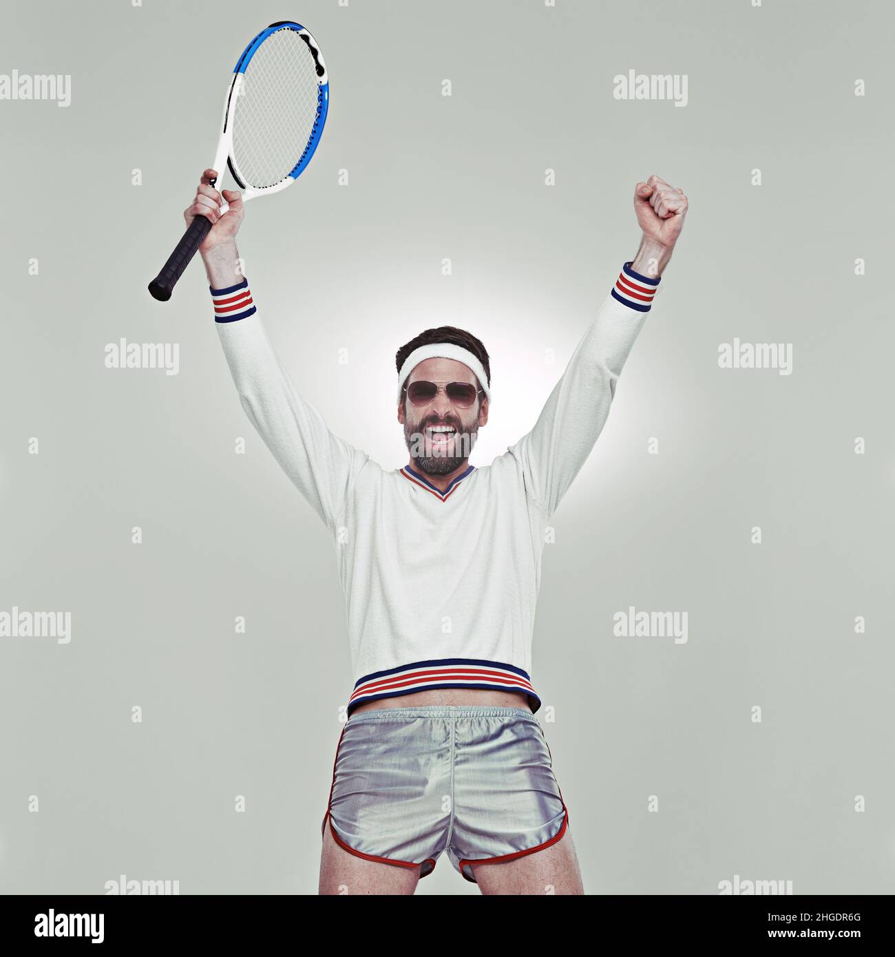 Célébrez chaque point.Photo courte d'un jeune joueur de tennis célébrant sa victoire. Banque D'Images