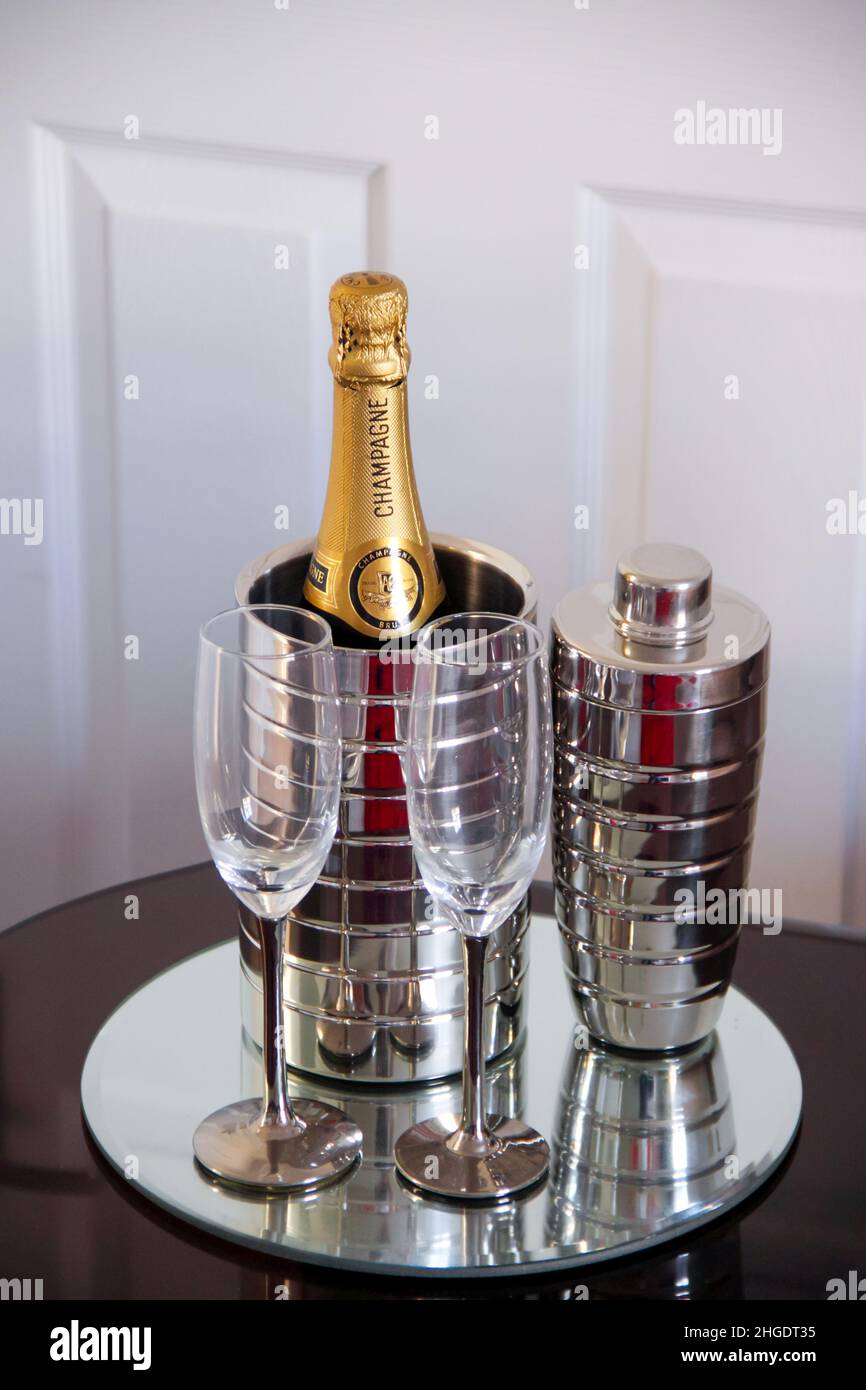Flûtes Champage, bouteille de champagne dans une cave à vin avec shaker sur un plateau de