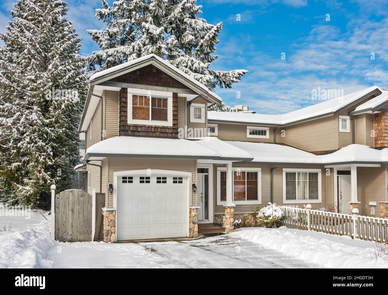 Entrée de la maison résidentielle en duplex en hiver au Canada. Banque D'Images