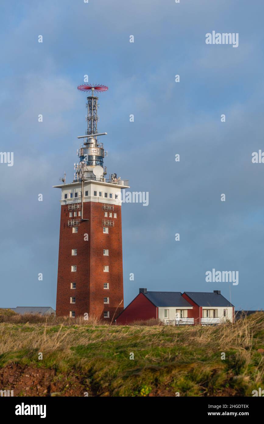 Phare carré en brique sur l'Oberland Upper Land avec une unité radar, île de la mer du Nord d'Heligoland, Allemagne du Nord, Europe centrale Banque D'Images