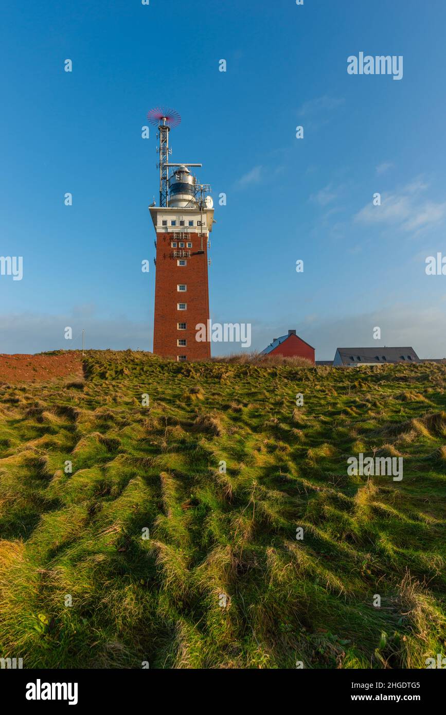 Phare carré en brique sur l'Oberland Upper Land avec une unité radar, île de la mer du Nord d'Heligoland, Allemagne du Nord, Europe centrale Banque D'Images