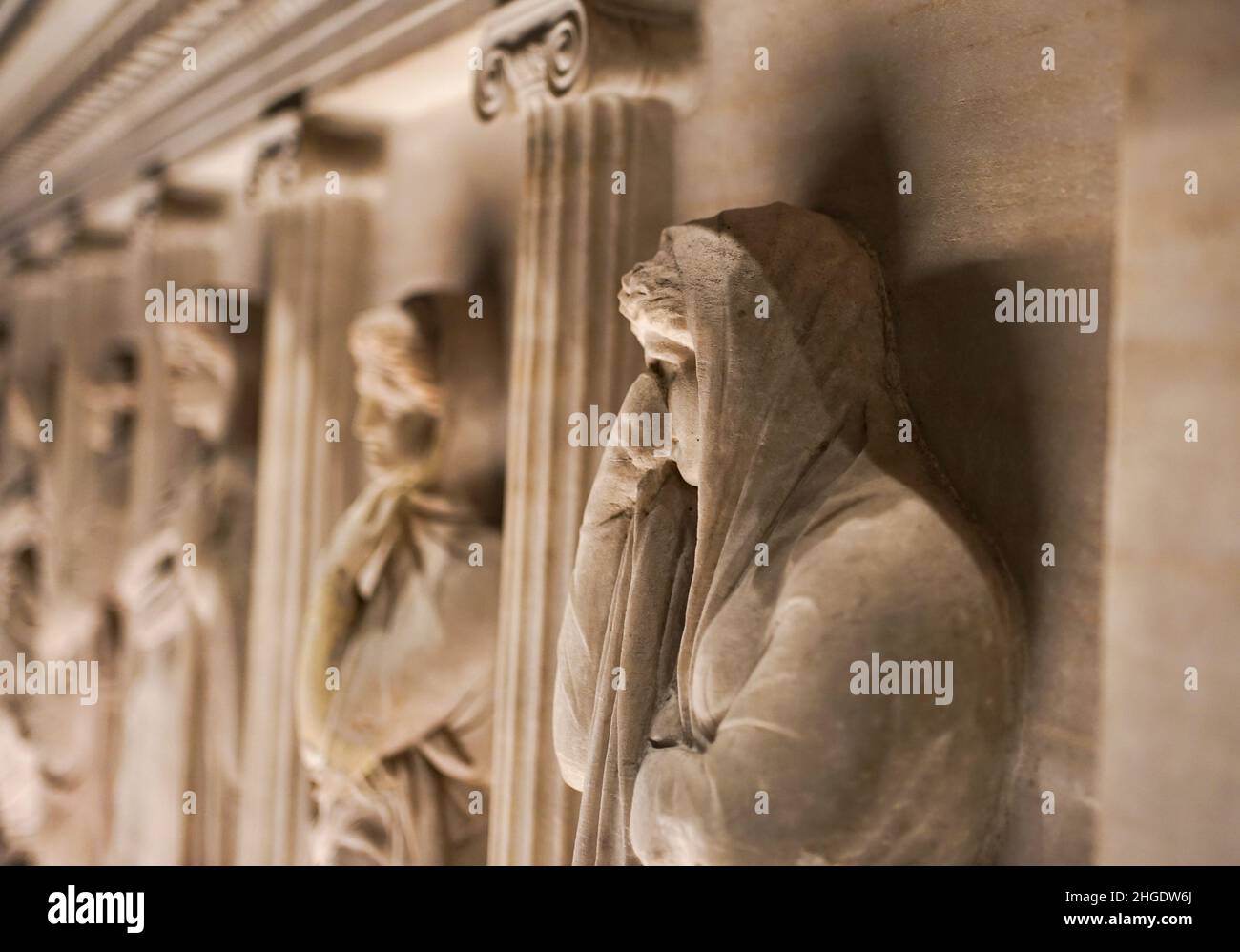 Vue détaillée du sarcophage des femmes mounantes dans les musées d'archéologie d'Istanbul, Turquie. Banque D'Images