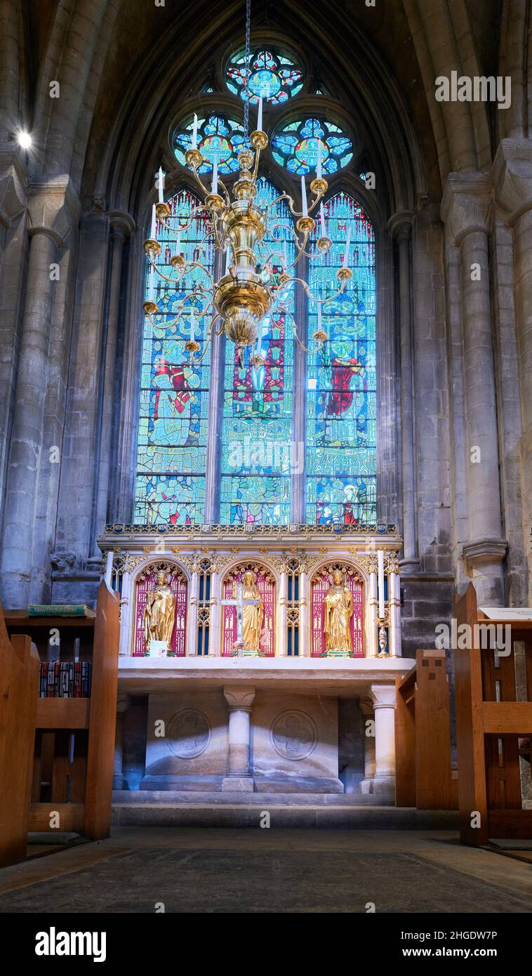 L'autel et les vitraux de la chapelle Saint-Oswald (roi saxon de la Northumbrie, 634-642) à la cathédrale médiévale de Peterborough, en Angleterre. Banque D'Images