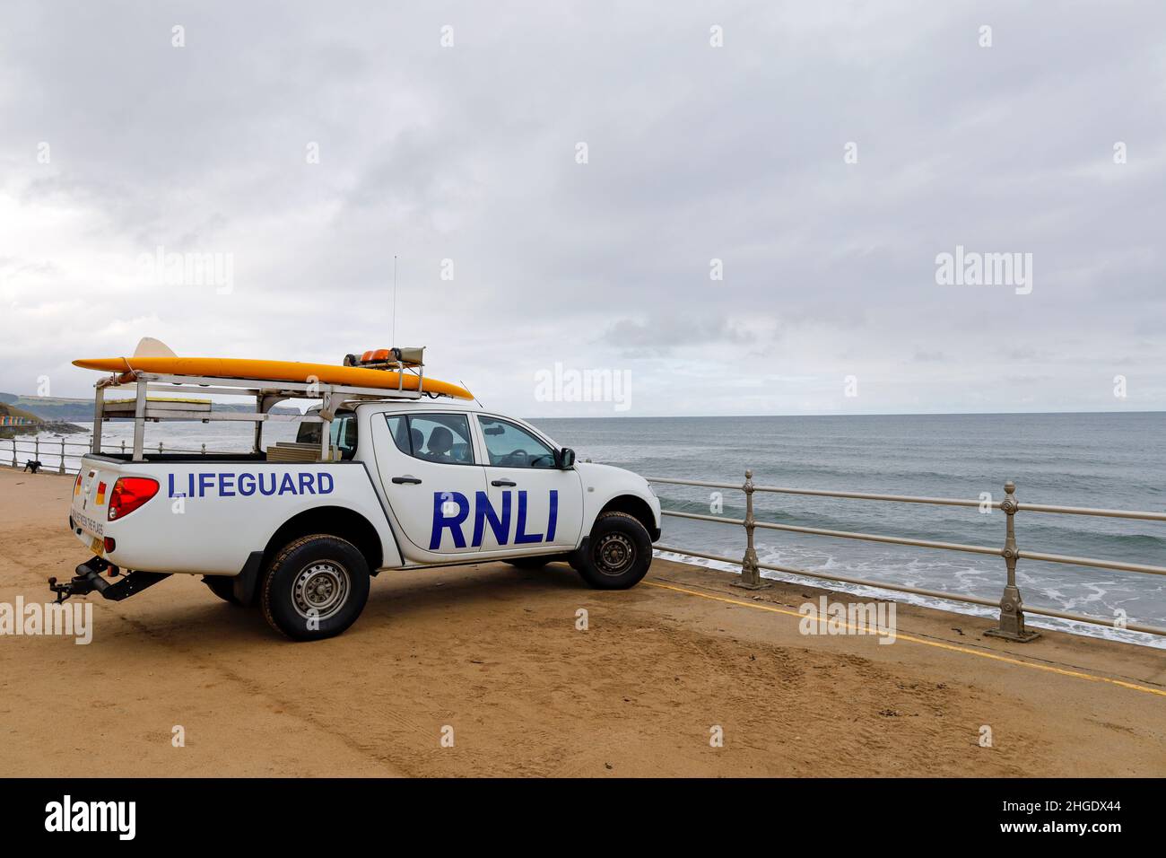 Véhicule de sauvetage RNLI stationné sur le front de mer de Whitby en Angleterre Banque D'Images