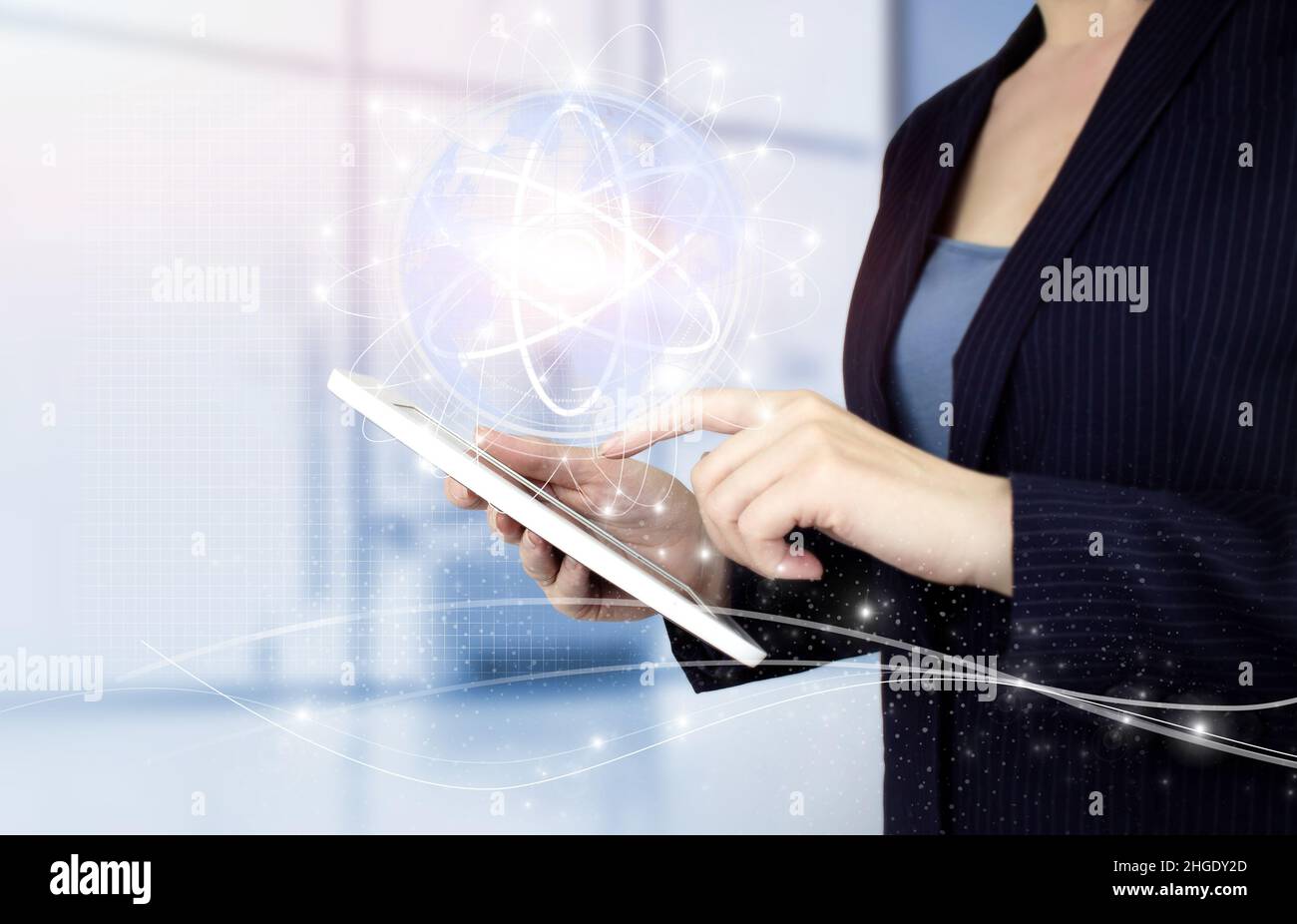 Résumé de la molécule d'atome.Tablette blanche à toucher manuel avec signe d'atome de molécule d'hologramme numérique sur fond clair et flou.Atome molécule comme concept de science-fiction Banque D'Images