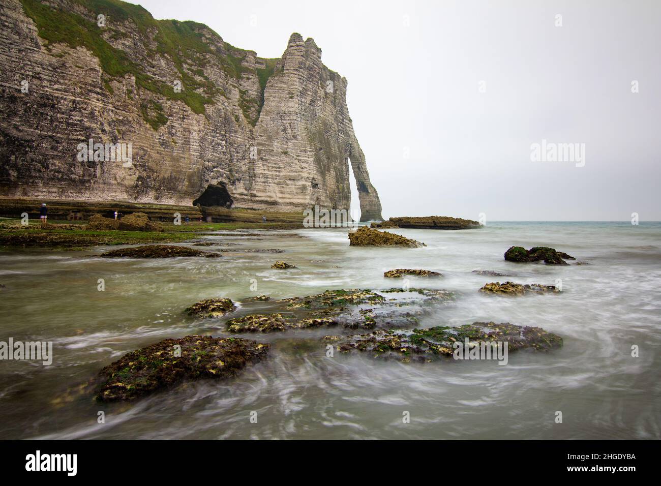 Etretat, France, Normandie.Vue sur les falaises blanches depuis la plage. Banque D'Images