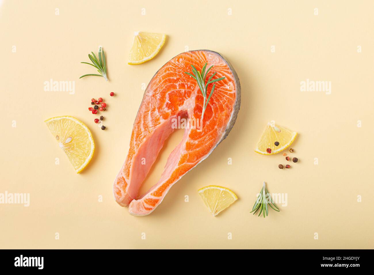 Steak de saumon frais cru vue de dessus sur fond beige pastel Banque D'Images