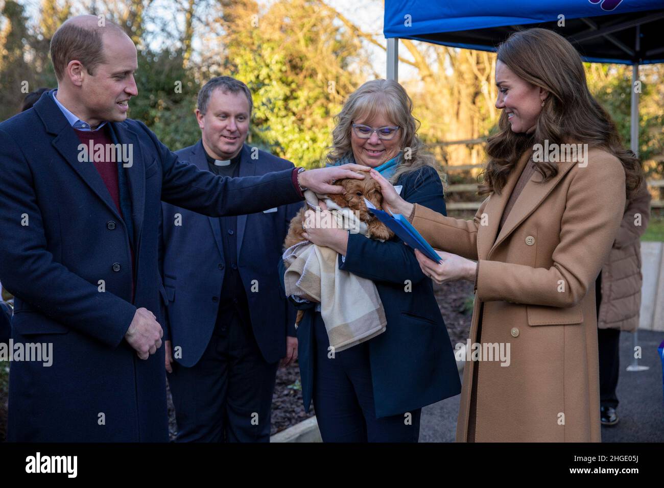 Le duc et la duchesse de Cambridge rencontrent le nouveau 'thérapie chiot' Alfie, un cocapoo abricot lors d'une visite à l'hôpital communautaire de Clitheroe, dans le Lancashire,Connaître les défis auxquels sont confrontés les fournisseurs de soins de santé en milieu rural face à la pandémie du coronavirus et comprendre comment les organismes de bienfaisance du NHS soutiennent ensemble la santé mentale de la main-d'œuvre de première ligne.Date de la photo: Jeudi 20 janvier 2022. Banque D'Images