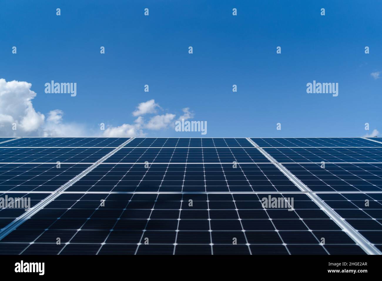 Panneau solaire photovoltaïque sur fond ciel Banque D'Images