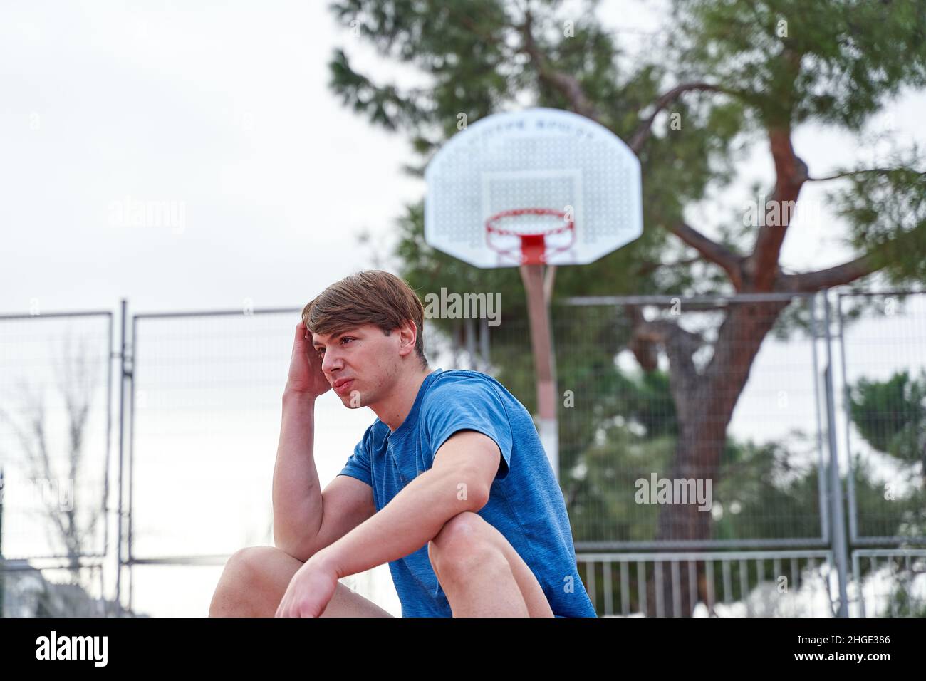 joueur de basket-ball assis sur le terrain Banque D'Images