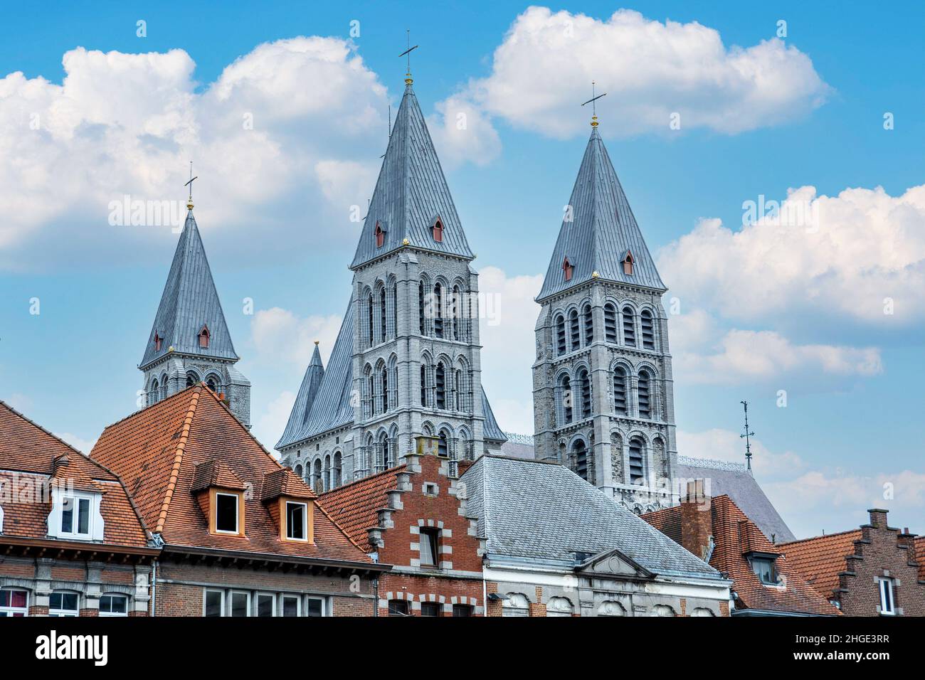 Tournai, Belgique - tours de la cathédrale et maisons sur la place principale de la ville Banque D'Images