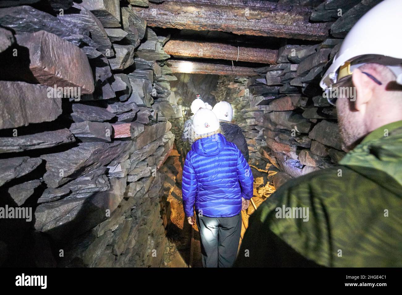 touristes entrant dans le quartier des lacs de la mine d'ardoise honister, cumbria, angleterre, royaume-uni Banque D'Images