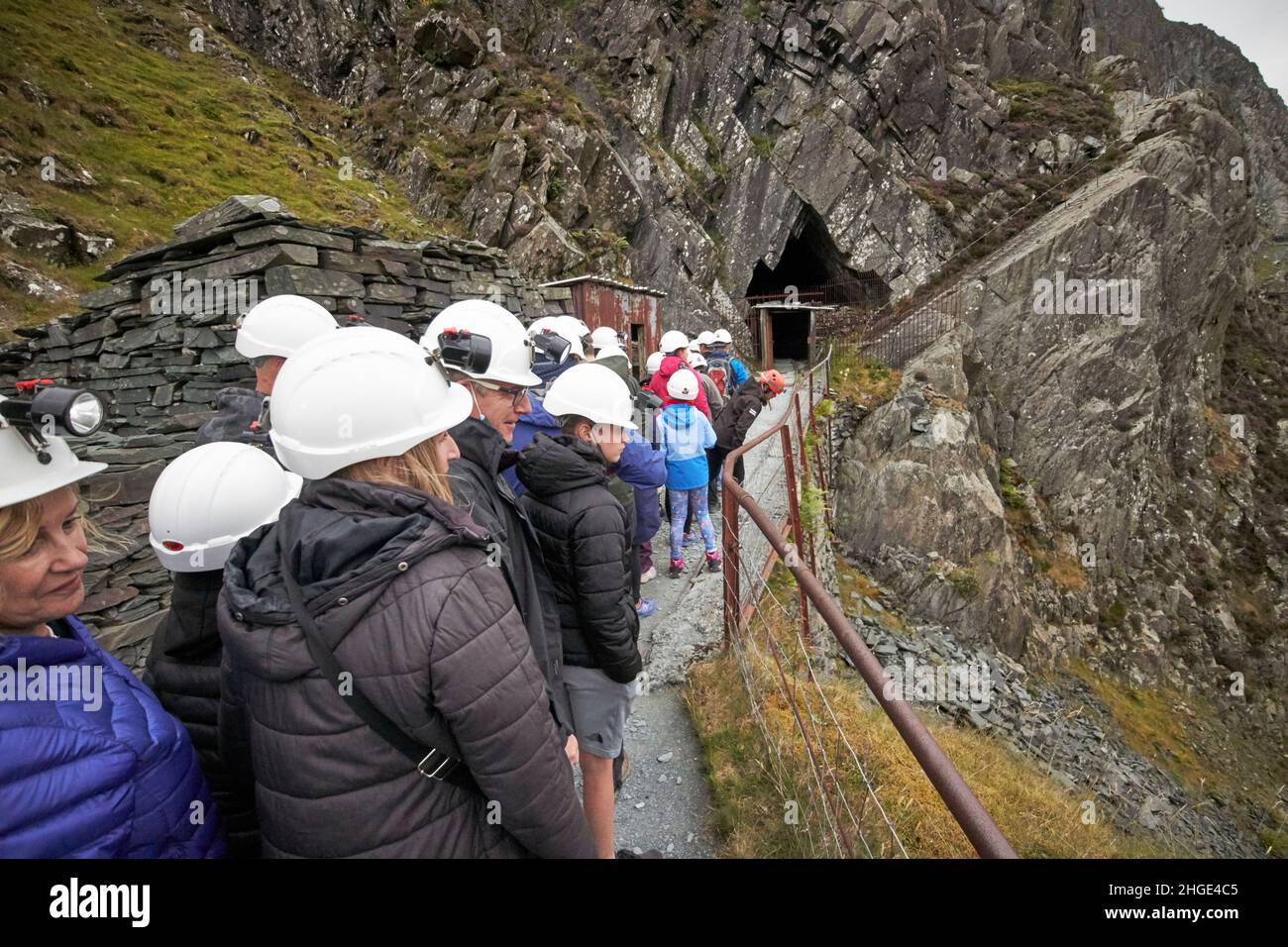 visiteurs avant d'entrer dans le quartier des lacs de la mine d'ardoise honister, cumbria, angleterre, royaume-uni Banque D'Images