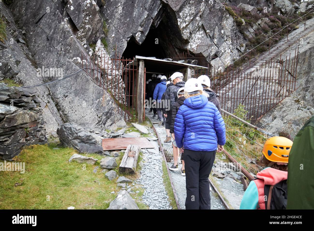 touristes entrant dans le quartier des lacs de la mine d'ardoise honister, cumbria, angleterre, royaume-uni Banque D'Images