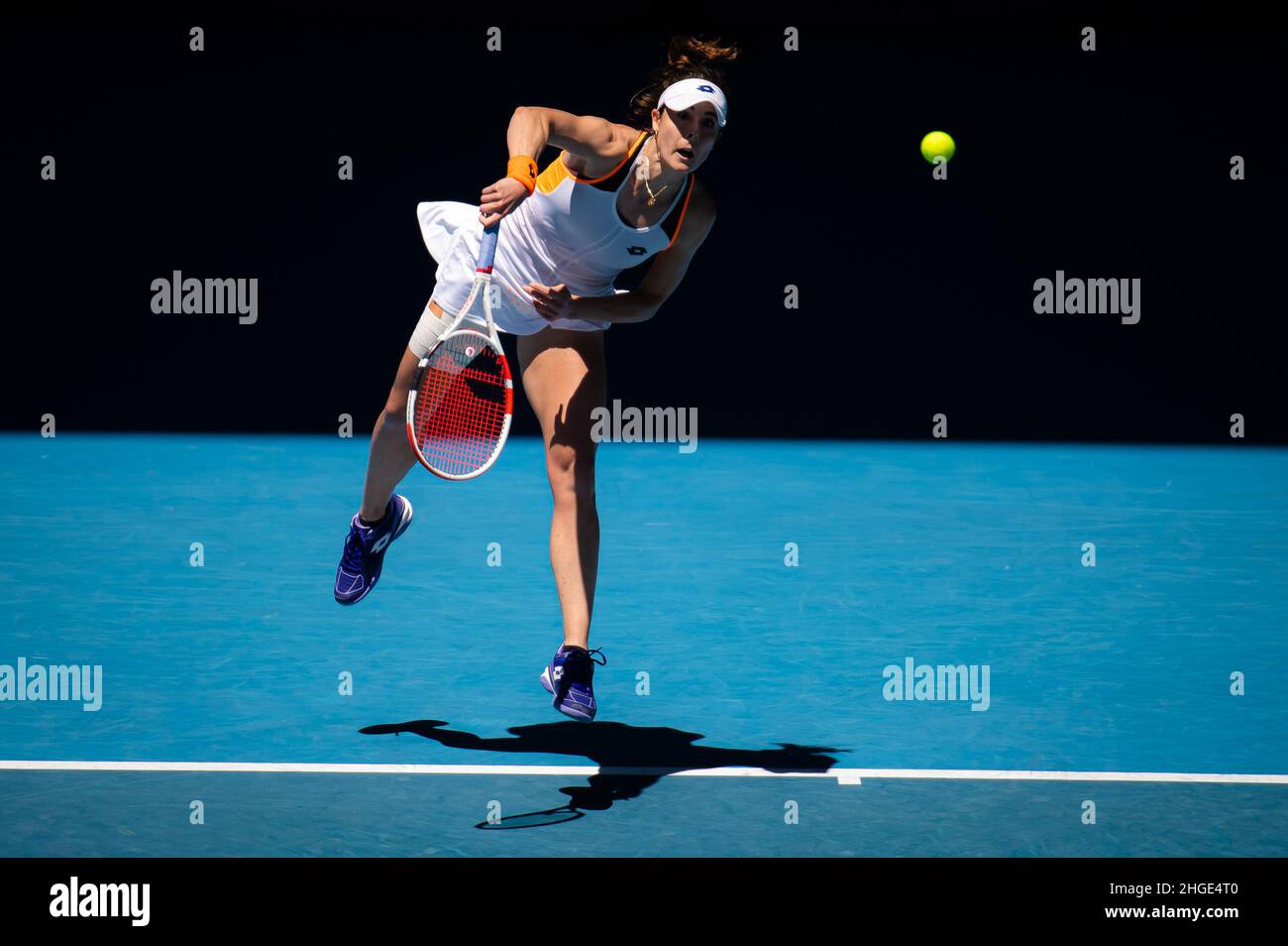 Alize Cornet de France en action contre Garbine Muguruza d'Espagne lors du  deuxième tour de l'Open d'Australie 2022, tournoi de tennis WTA Grand  Chelem le 20 janvier 2022 au Melbourne Park à