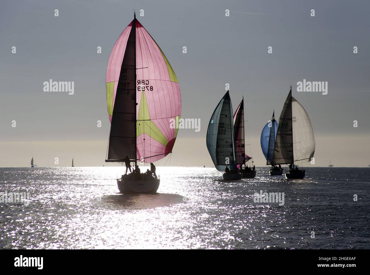 Yachts fonctionnant sous le vent avec des spinnakers symétriques déployés dans le vent léger.Course de Cowes à Cherbourg Banque D'Images