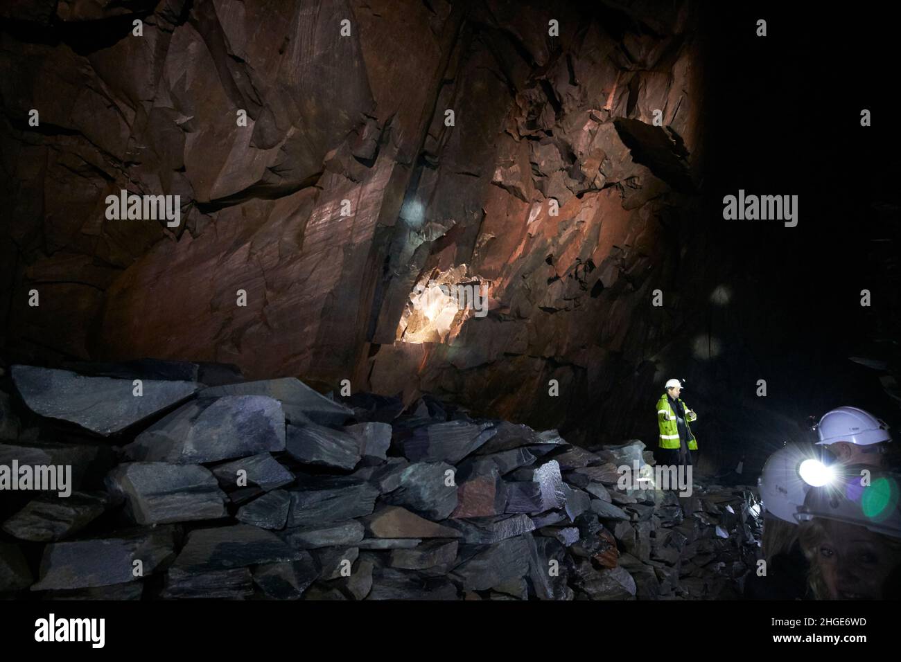 guide de visite donnant la parole aux visiteurs à l'intérieur du quartier du lac de la mine d'ardoise honter, cumbria, angleterre, royaume-uni Banque D'Images