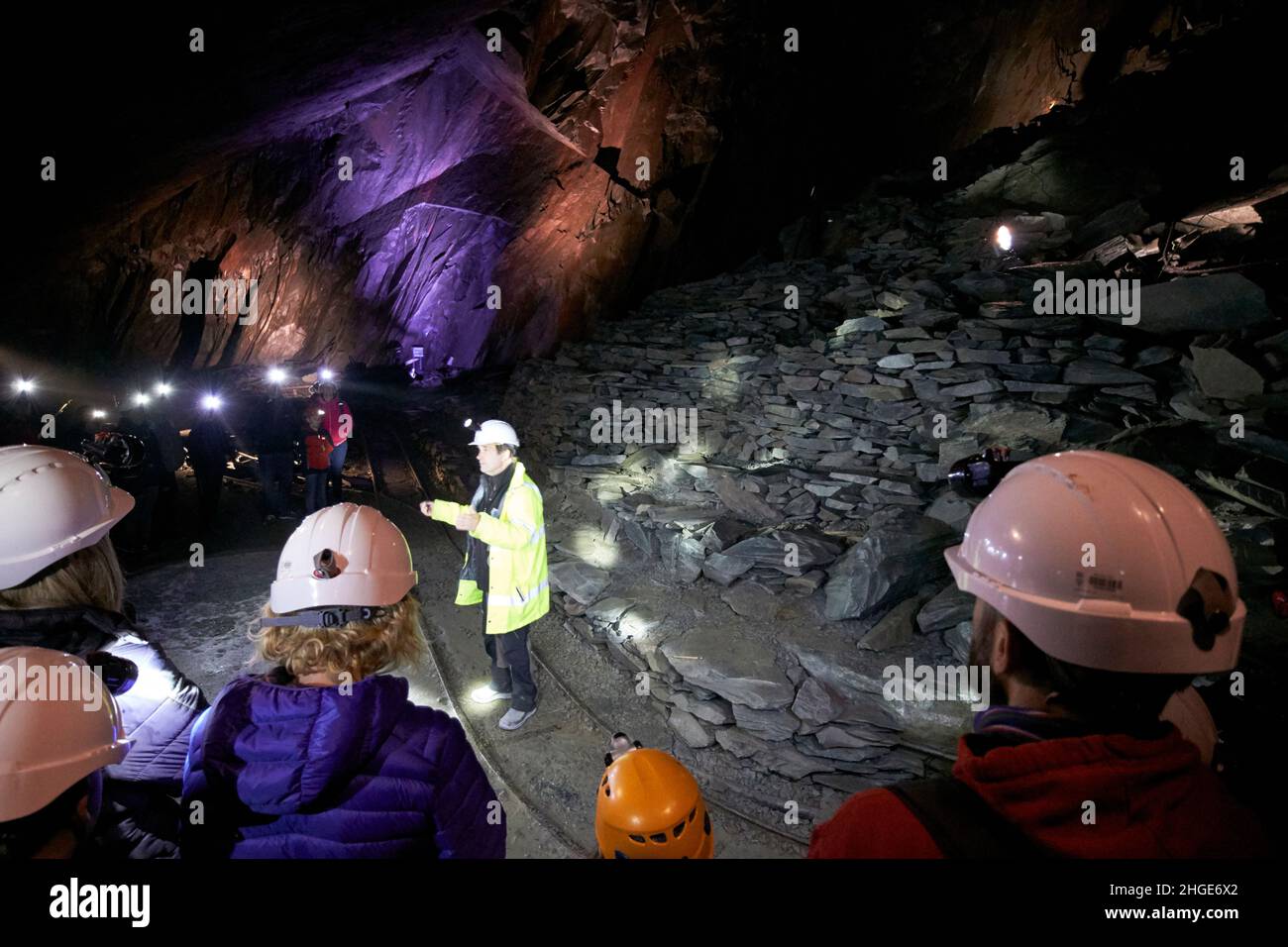 guide de visite donnant la parole aux visiteurs à l'intérieur du quartier du lac de la mine d'ardoise honter, cumbria, angleterre, royaume-uni Banque D'Images