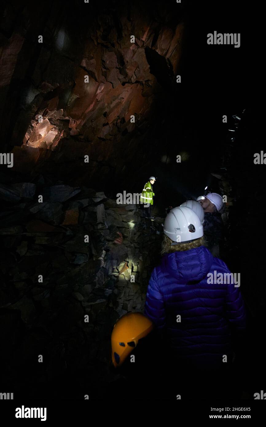 guide de visite donnant la parole aux visiteurs à l'intérieur du quartier du lac de la mine d'ardoise honter, cumbria, angleterre, royaume-uni Banque D'Images