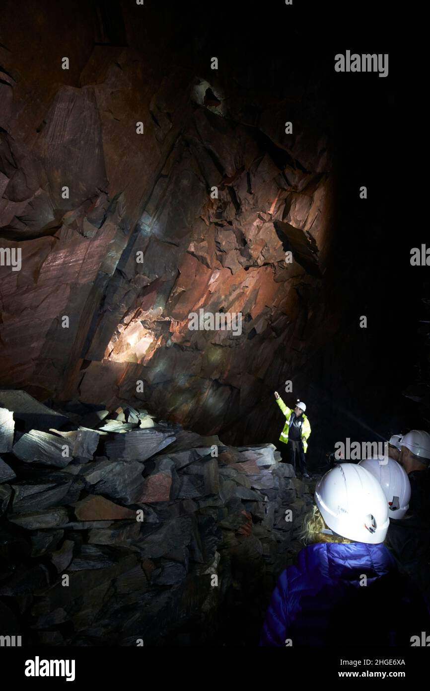 guide de visite donnant la parole aux visiteurs à l'intérieur du quartier du lac de la mine d'ardoise honter, cumbria, angleterre, royaume-uni Banque D'Images