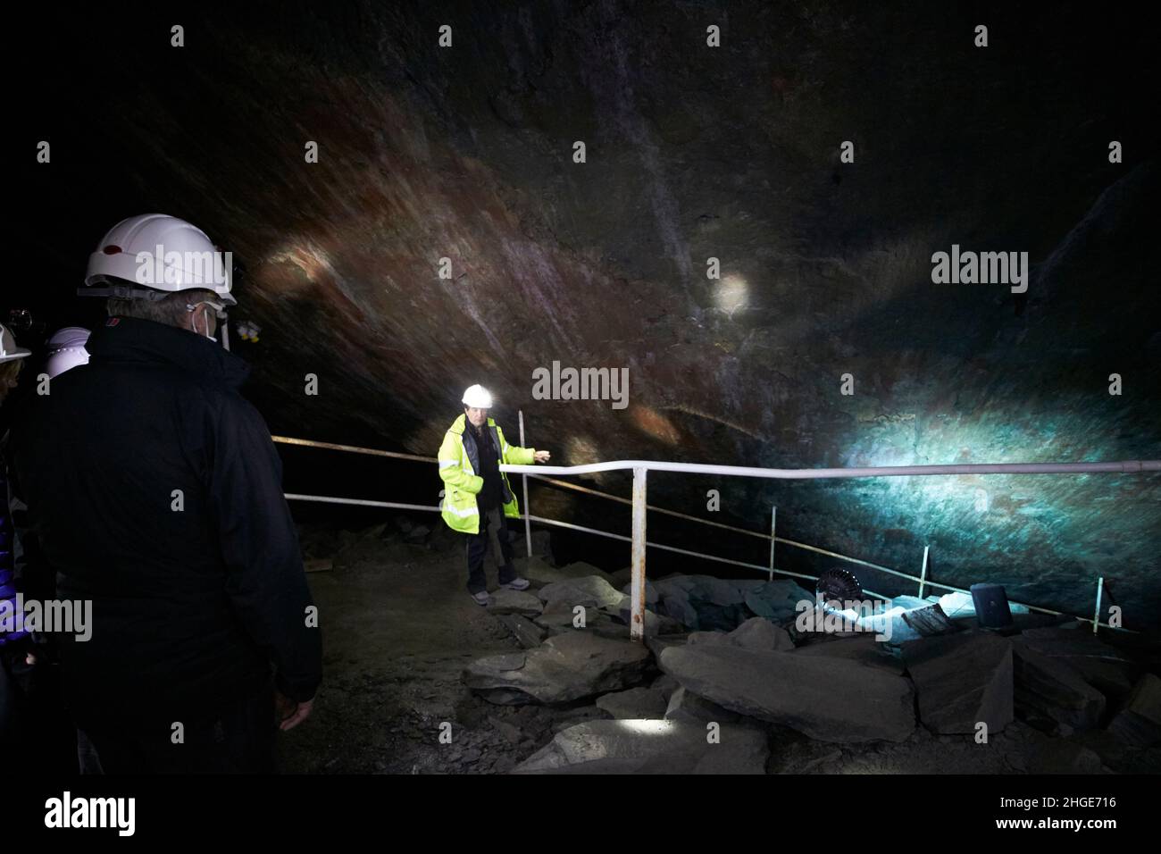 guide de visite donnant des discussions sur la sécurité aux visiteurs avant de descendre une pente raide sur la couture d'ardoise à l'intérieur du quartier du lac de la mine d'ardoise honister, cumbria, angleterre Banque D'Images